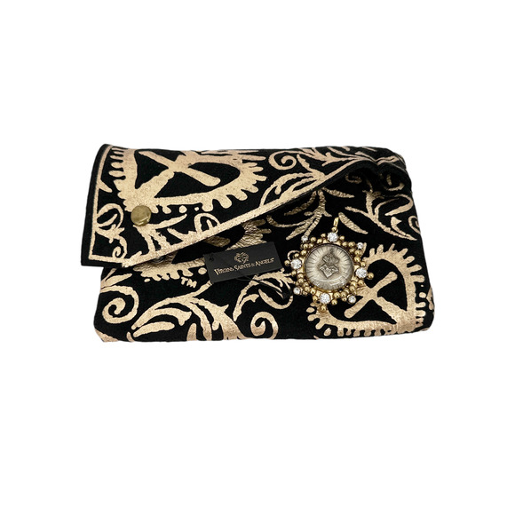 VIRGINS SAINTS & ANGELS VSA Cloister Sacred Heart Medallion in Gold - Picture 2 of 5